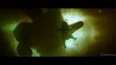 Конг вырывает язык черепозавру | Конг: Остров черепа (2017) | Сцена из фильма