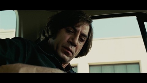 Пуля в ноге | Старикам тут не место (2007)