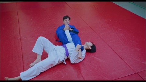 Сухо занимается на тренировке по дзюдо