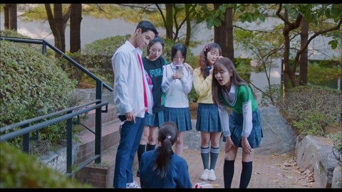 Джу гён отвергают и высмеивают на камеру