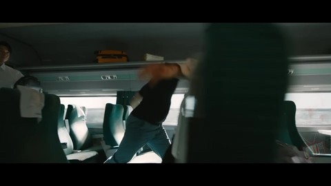 Герои пробиваются сквозь зомби - Поезд в Пусан (2016) - Момент из фильма