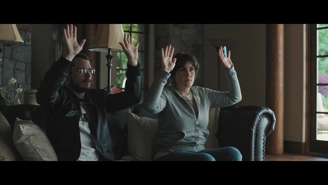 Под видом полиции приехали в дом к родителям грабителя