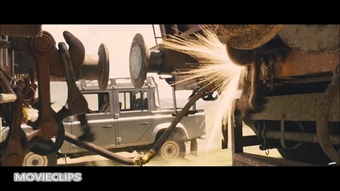 007: Координаты «Скайфолл» (2012) — Драка на крыше поезда — Сцена из фильма 1/10
