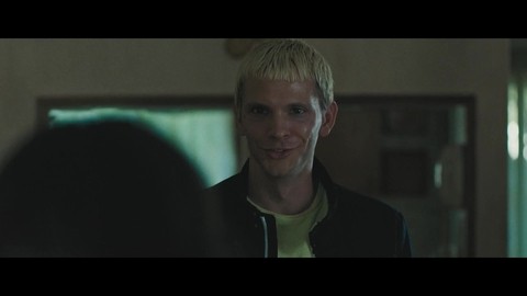 Грабитель Кристиан, проник в квартиру к Рут