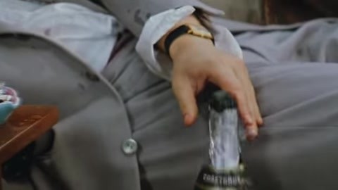 Шампанское по утрам пьют или аристократы, или дегенераты!