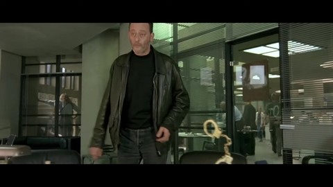 Юбер ударил сына Префекта. Момент из фильма Васаби (2001)