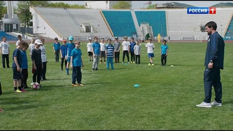 Столешников играет с детьми