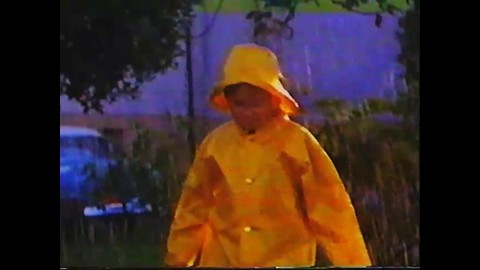 Джорджи запускает кораблик