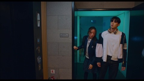 Джу гён спасает незнакомец