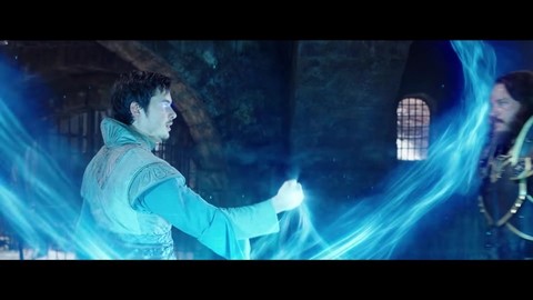 Король Ллейн Ринн прощается с семьей. Кадгар освобождает Андуина Лотара.