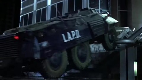 Полиция вызвала броневик.