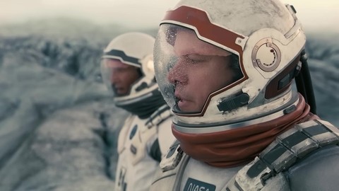 Доктор Манн разбивает шлем Куперу. Интерстеллар.
