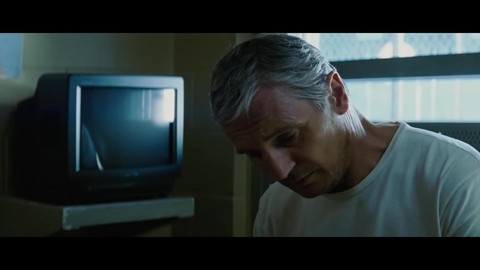 Ганнибал выбирается из крематория.
