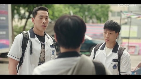 Ши Ын и Сухо дерутся с бандитами