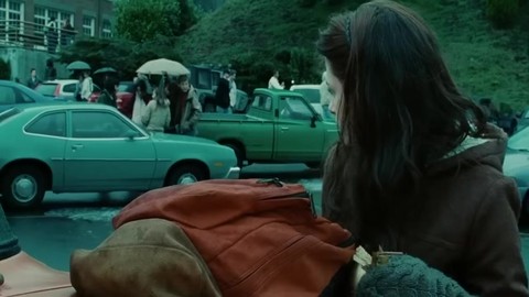 Эдвард остановил машину рукой. Момент из фильма Сумерки (2008)