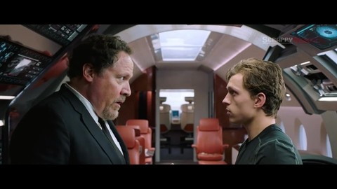 Питер Паркер собирает себе новый костюм.