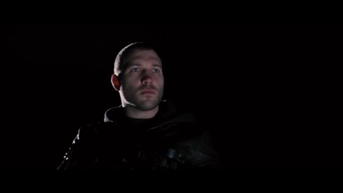 Джек Ричер врывается на стройплощадку.