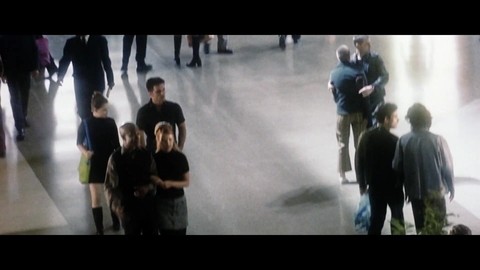 Джон и Агата скрываются в торговом центре.