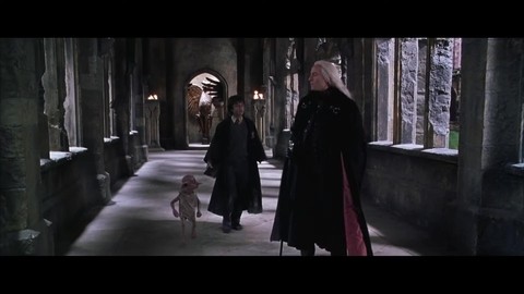 Добби свободен! Гарри Поттер дарит носок эльфу Добби. | Гарри Поттер и тайная комната (2002)