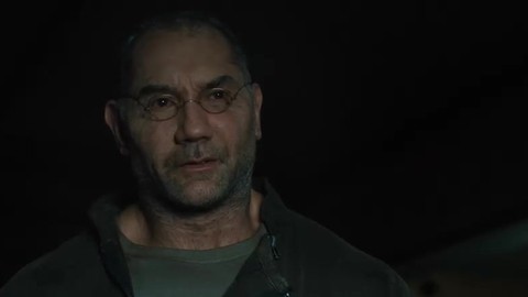 Офицер устраняет репликанта