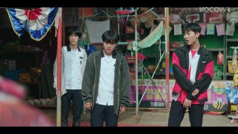 Ши Ын приходит на помощь к друзьям