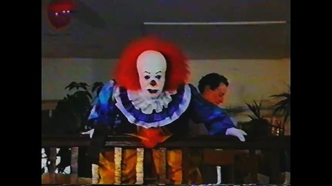 Клоун пугает мужчину