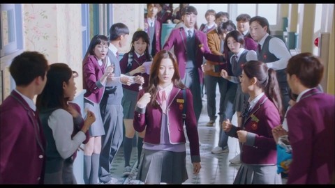 Джу гён переводится в новую школу и становится красоткой