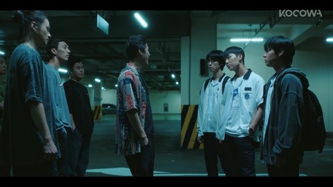 Ён Бин обманывает и заманивает ребят