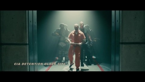 Форсаж 7 Агент Хоббс конвоирует Деккарда Шоу до его камеры